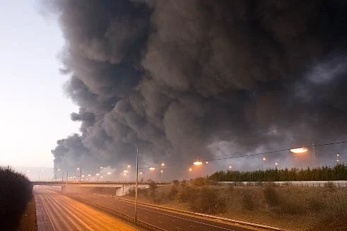 Smoke from the 2005 Buncefield oil depot fire seen from the M1 motorway